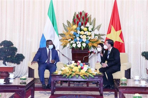 Autoridades de Ciudad Ho Chi Minh reciben al presidente de Sierra Leona