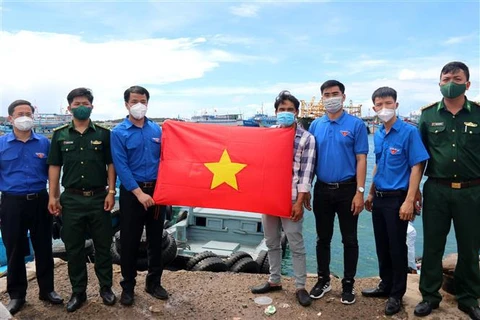 Entregan cientos de banderas nacionales a pescadores en isla vietnamita de Phu Quy