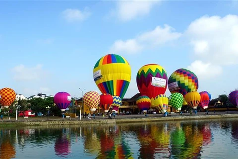Inauguran festival de globos aerostáticos en ciudad antigua vietnamita
