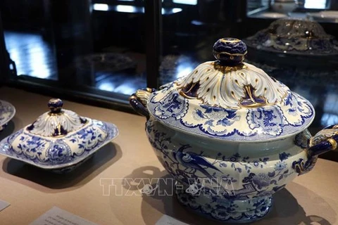 Presentan en Hanoi antigüedades reales de ciudadela imperial Hue