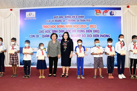 Provincia vietnamita otorga becas a estudiantes necesitados