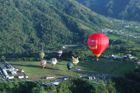 Inauguran primera edición del Festival Internacional de Globos Aerostáticos en Tuyen Quang