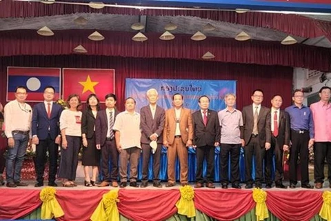 Establecen asociaciones empresariales vietnamitas en Laos