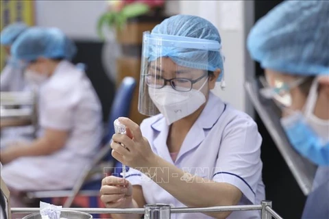 Cuatro de cada cinco adultos en Vietnam reciben vacuna de fuerzo contra el COVID-19