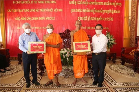 Dirigente vietnamita felicita a comunidad Khmer por fiesta tradicional de Año Nuevo