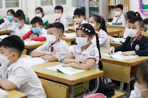 Estudiantes de primero a sexto grado en Hanoi retornaron a escuelas
