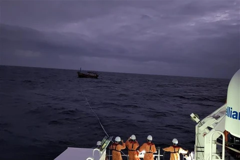 Rescatan a tres marineros vietnamitas accidentados en el mar