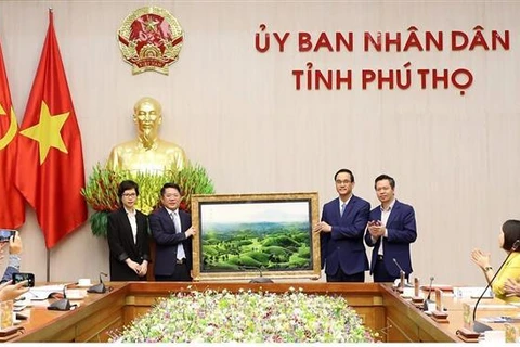 Vietnamitas residentes en exterior rinden tributo a los reyes Hung en provincia de Phu Tho