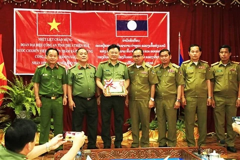 Laos confiere Medalla del Trabajo a dependencia de la policía vietnamita