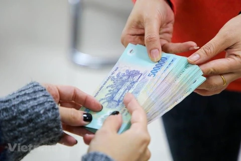 Autorizan plan de aumento del salario mínimo regional en Vietnam en seis por ciento