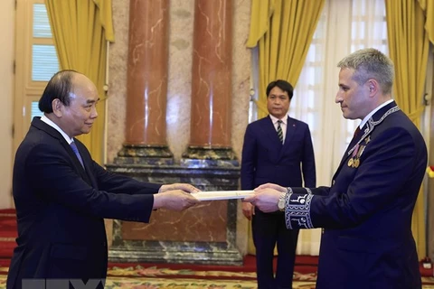 Presidente de Vietnam recibe a nuevos embajadores de Belarús y Egipto
