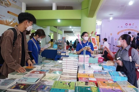 Feria de Libro transvietnamita se desarrolla por primera vez en ciudad de Hue