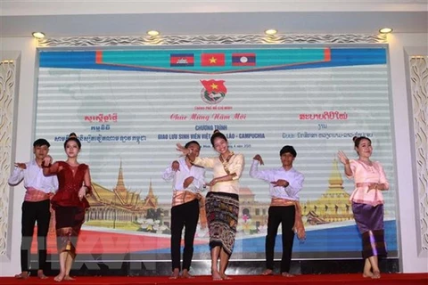 Dirigentes de Ho Chi Minh felicitan a estudiantes de Laos y Camboya por fiestas tradicionales