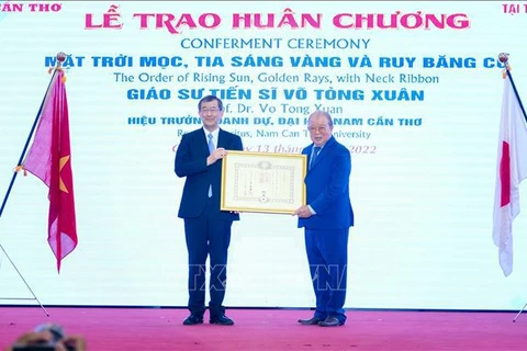 Japón entrega Orden del Sol Naciente a profesor vietnamita