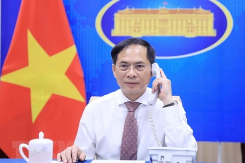 Canciller vietnamita sostiene conversación telefónica con su homólogo bielorruso