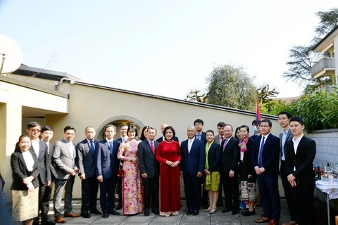  Misión de Vietnam en Ginebra felicita a amigos laosianos por la fiesta Bunpimay