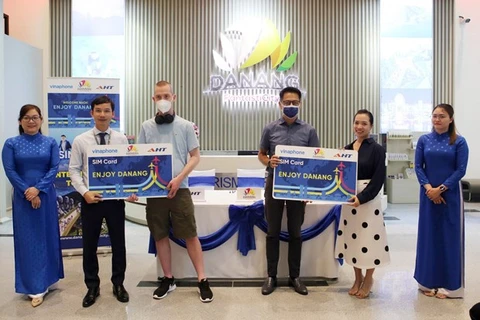 Entregan más de 50 mil tarjetas telefónicas gratuitas para turistas internacionales en Da Nang