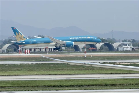 Reabrirán la segunda pista del aeropuerto de Noi Bai a partir del 23 de abril