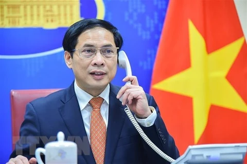 Canciller vietnamita transmite condolencias por víctimas de tormenta tropical en Filipinas 