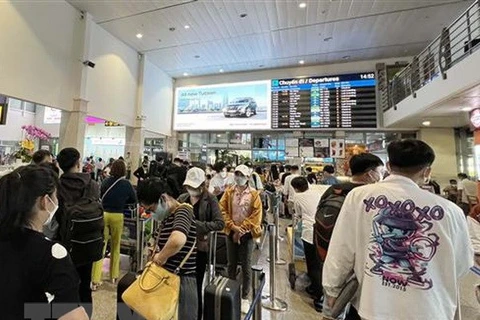 Aumento de viajeros en aeropuertos vietnamitas en vísperas de vacaciones 