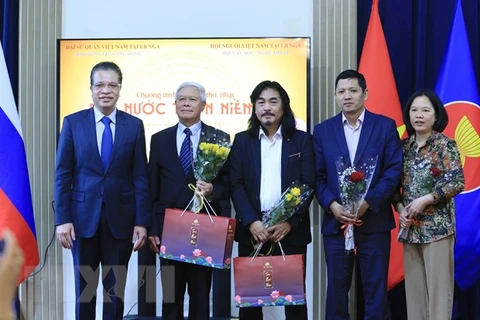 Embajada vietnamita en Rusia efectúa programa artístico para honrar patriotismo
