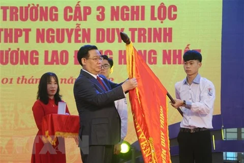Presidente del Parlamento asiste al aniversario 60 de la escuela secundaria en Nghe An