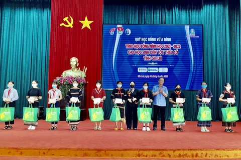 Otorgan en Vietnam becas a estudiantes de minorías étnicas
