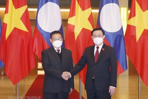 Visita de presidente del Parlamento vietnamita a Laos contribuye a consolidar nexos bilaterales 