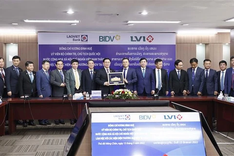 Dirigente parlamentario vietnamita visita oficina de representación del banco BIDV en Laos