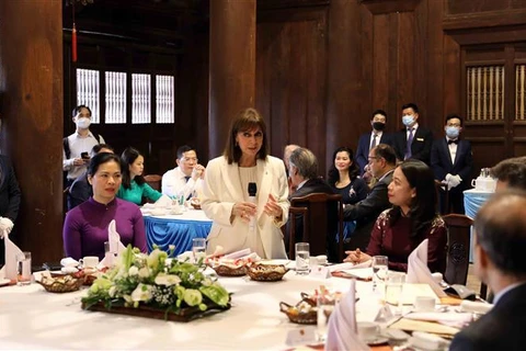 Presidenta griega asiste a fiesta del té ofrecida por vicepresidenta vietnamita