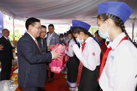 Presidente del Parlamento vietnamita realiza visita a internado en provincia laosiana