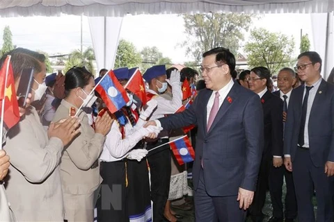 Prensa laosiana resalta visita del titular del Parlamento vietnamita 