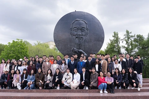 Rinden homenaje al Presidente Ho Chi Minh por su natalicio en diversos países