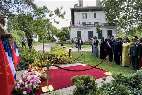 Vietnamitas en Reino Unido y Francia rinden homenaje al Presidente Ho Chi Minh