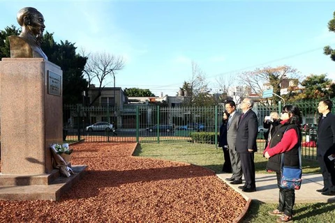 Rinden homenaje al Presidente Ho Chi Minh en Argentina