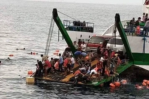 Al menos siete muertos en incendio de ferry de pasajeros en Filipinas