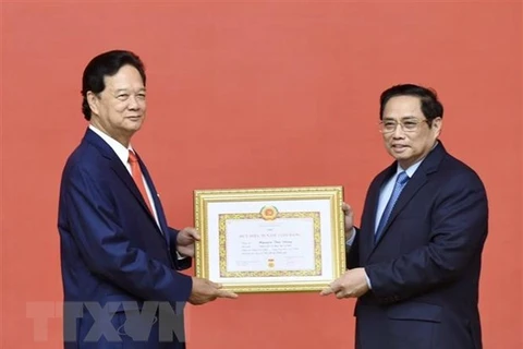 Confieren a exprimer ministro de Vietnam insignia por 55 años de membresía del PCV