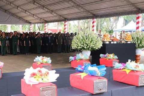 Realizan en Vietnam acto de entierro de soldados caídos en Camboya 