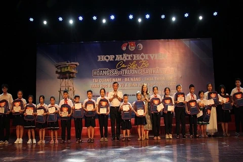 Otorgan en Vietnam becas a estudiantes con desventajas económicas