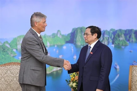 Primer ministro de Vietnam recibe al director general del Instituto Pasteur de París