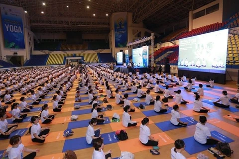 Registran nutrida participación en festival internacional de yoga en Da Nang