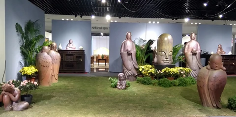 Artista vietnamita moldea estatuas de cerámica de Buda 