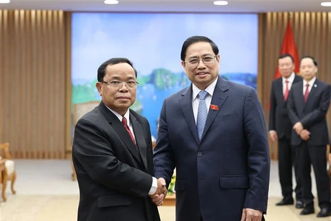 Premier vietnamita realza cooperación con Laos en labor de inspección