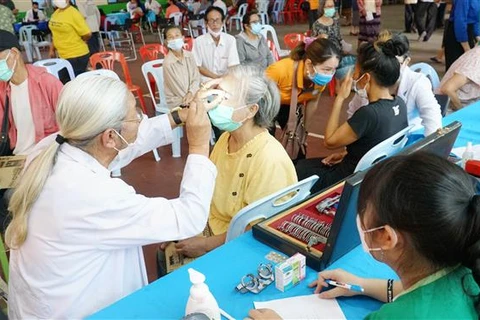 Médicos vietnamitas brindan consulta médica gratuita a coterráneos y laosianos en Vientiane