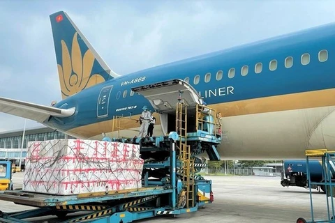 Aumenta el transporte aéreo de pasajeros y mercancías en Vietnam