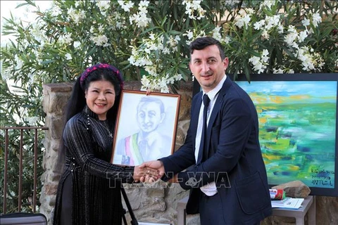 Presentan exposición de óleos de pintora vietnamita en Italia 