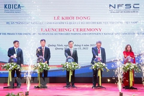 Lanzan proyecto de mejorar alerta temprana y gestión de riesgos para el sector financiero de Vietnam