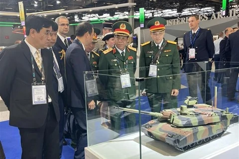 Vietnam asiste a Exposición Internacional de defensa y seguridad terrestre y aeroterrestre