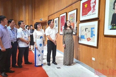 Resaltan valores de pinturas de propaganda en exposición en Quang Ninh