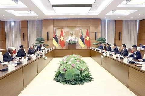  Presidente del Parlamento vietnamita sostiene conversación con su homóloga mozambiqueña